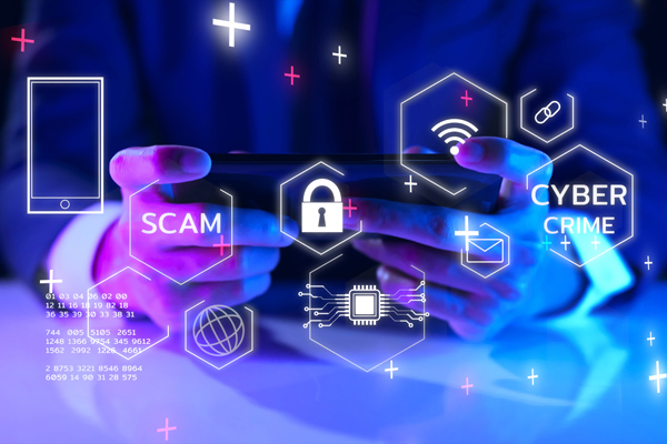 Hände eines Menschen, der ein Smartphone hält, umgeben von Symbolen zu Cyberkriminalität, Betrug und Sicherheit.